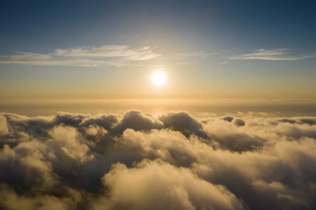 Mer de nuages dorée au soleil couchant