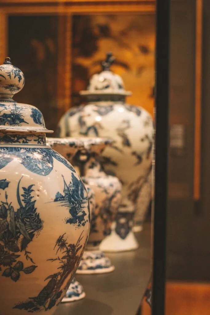 Urnes cinéraires en porcelaine de Chine blanche et bleue
